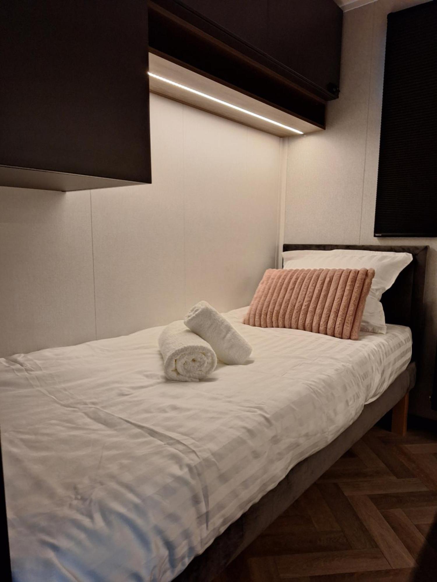 'Relax Lodge Sea' - Wellness Lodge In Zeeland - Private Sauna - Airco - Garden - Outdoor Swimming Pool - Free Wifi, Towels & Bed Linen Heinkenszand Kültér fotó